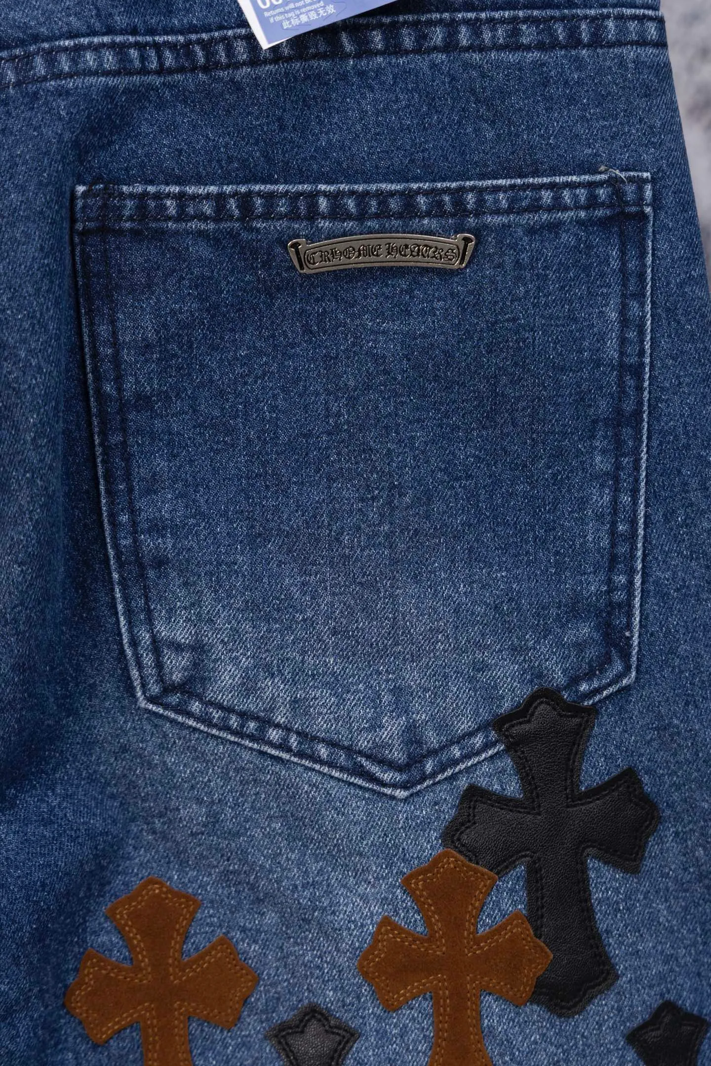P260 CH Chromehearts limited edition three-color cross patchwork leather flame jeans, priced at 34W level, patchwork cross pattern embellishment, washed jeans! ! An absolutely high-end luxury product, a 1.9W-level god-level single product, a super popular product, made by top heavy industry, a magic weapon that cannot be missed! [About Zangyin] This is an extremely luxurious fashion brand that can also be called the aristocracy of the high street. It has always been an exclusive brand for some hipsters or rich second generations. Compared with ordinary high streets, it is more luxurious and noble. Compared with luxury brands, it is more fashionable and individual. It has always been a brand that I have a special liking for. [Top heavy industry fashion design] Consistently high-street luxury style. Speaking of this style, the Zangyin family and GU family are definitely the leading representative brands. Especially the Zangyin family has really achieved a state-of-the-art effect in creating high-street style. The unique washed material is used to create this style. The color system is already quite eye-catching. After it is decorated with patchwork cross flowers, it cleverly highlights the charm of the brand. Secondly, this style uses classic The high-waist cutting design highlights the long legs and fashionable temperament of the upper body. The brand is highly recognizable and the slim fit configuration is more suitable for daily wear. It is a product that interprets personality, fashion, and specifications at a glance. This single product is enough to make any fan excited. It can be a white T-shirt for a youthful college style, or a tight suspender for a royal style. It has strong matching ability and can be easily controlled by men.  [Materials and craftsmanship] Needless to say, this point goes without saying. As an excellent craftsman brand, Zangyin’s requirements for details and craftsmanship are really perfect. The washed color of this model has gone through so many processes, not to mention the embellishment of denim appliques. It is also purely hand-made and sewn. Just like what they believe in, only hand-made things have soul and have the meaning of wear. A top-notch heavy-duty fashionable denim item, I look forward to your perfect interpretation! !  Color: blue Size: 28-36